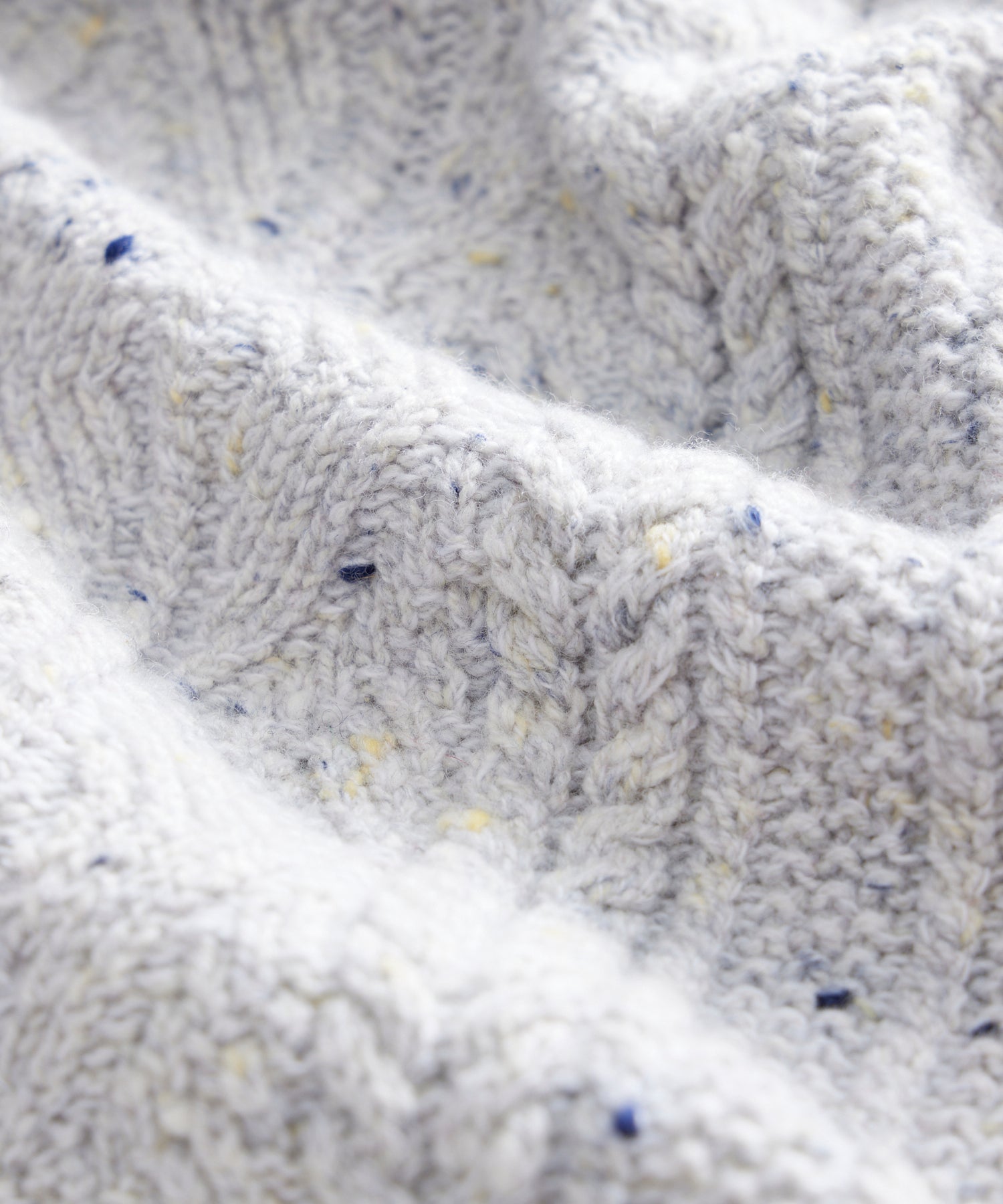 Inis Me??in Aran Cable Crewneck in Grey Fleck - Image 2