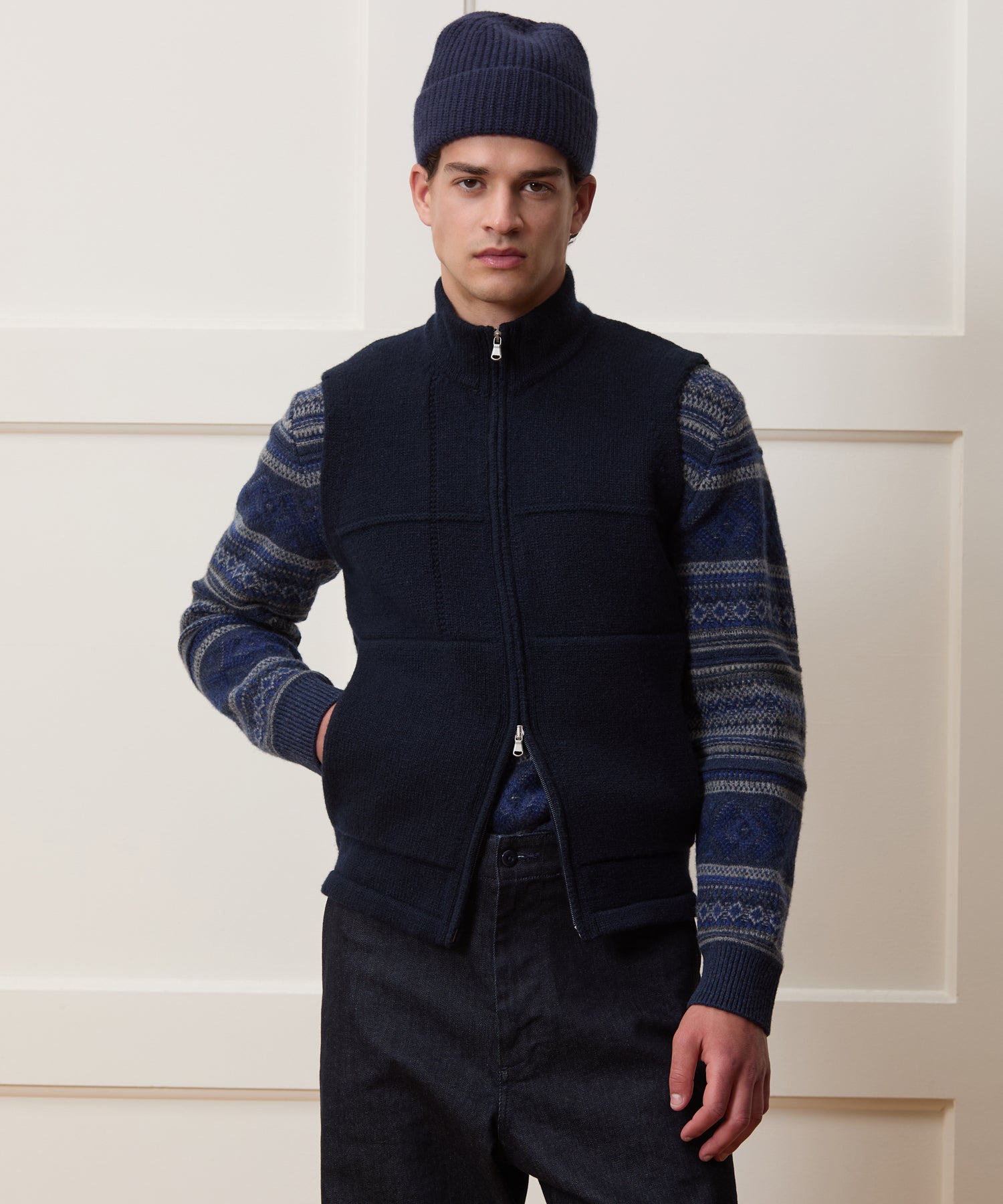 Inis Me??in Donegal Full Zip Vest in Navy - Image 2