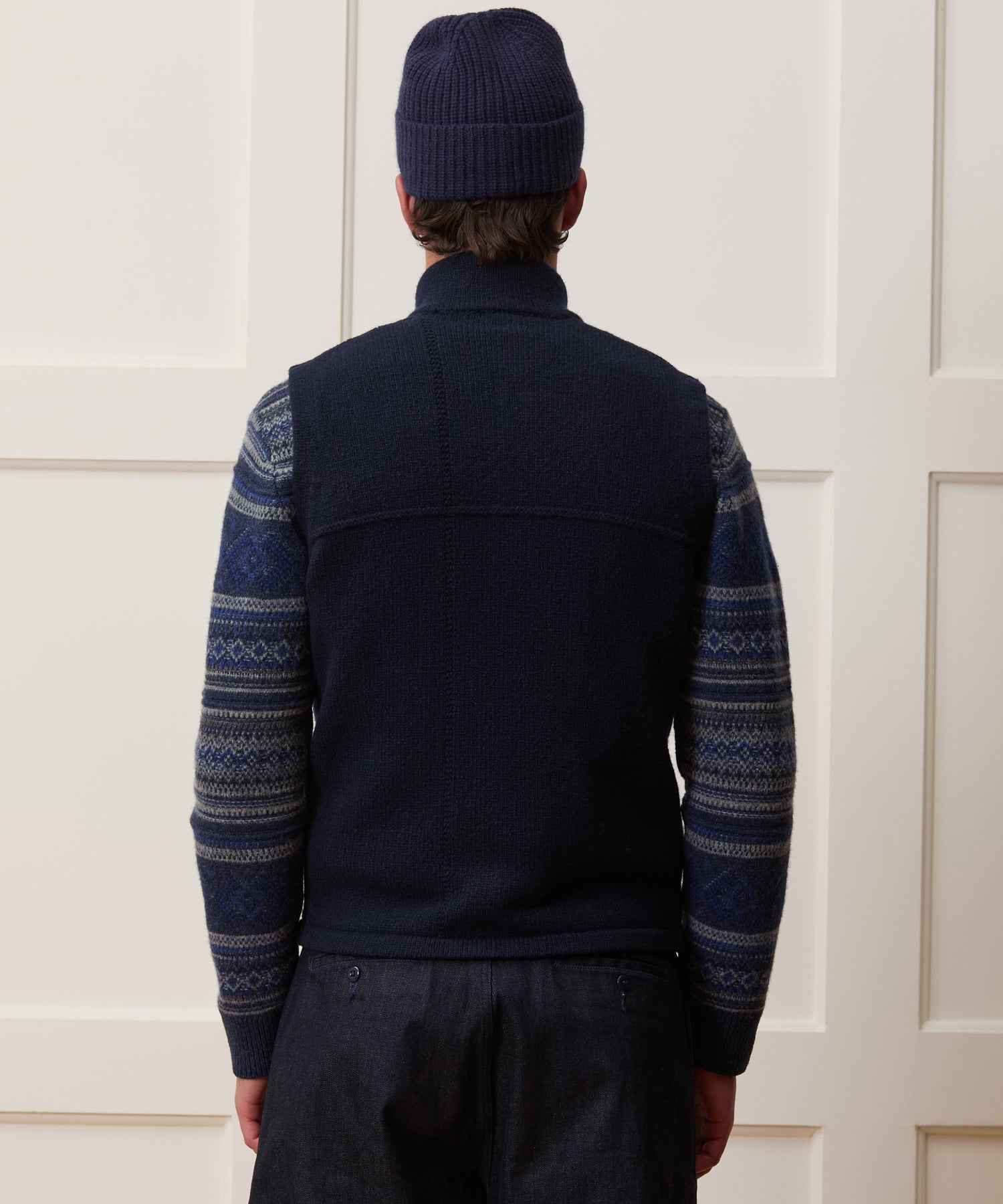 Inis Me??in Donegal Full Zip Vest in Navy - Image 5