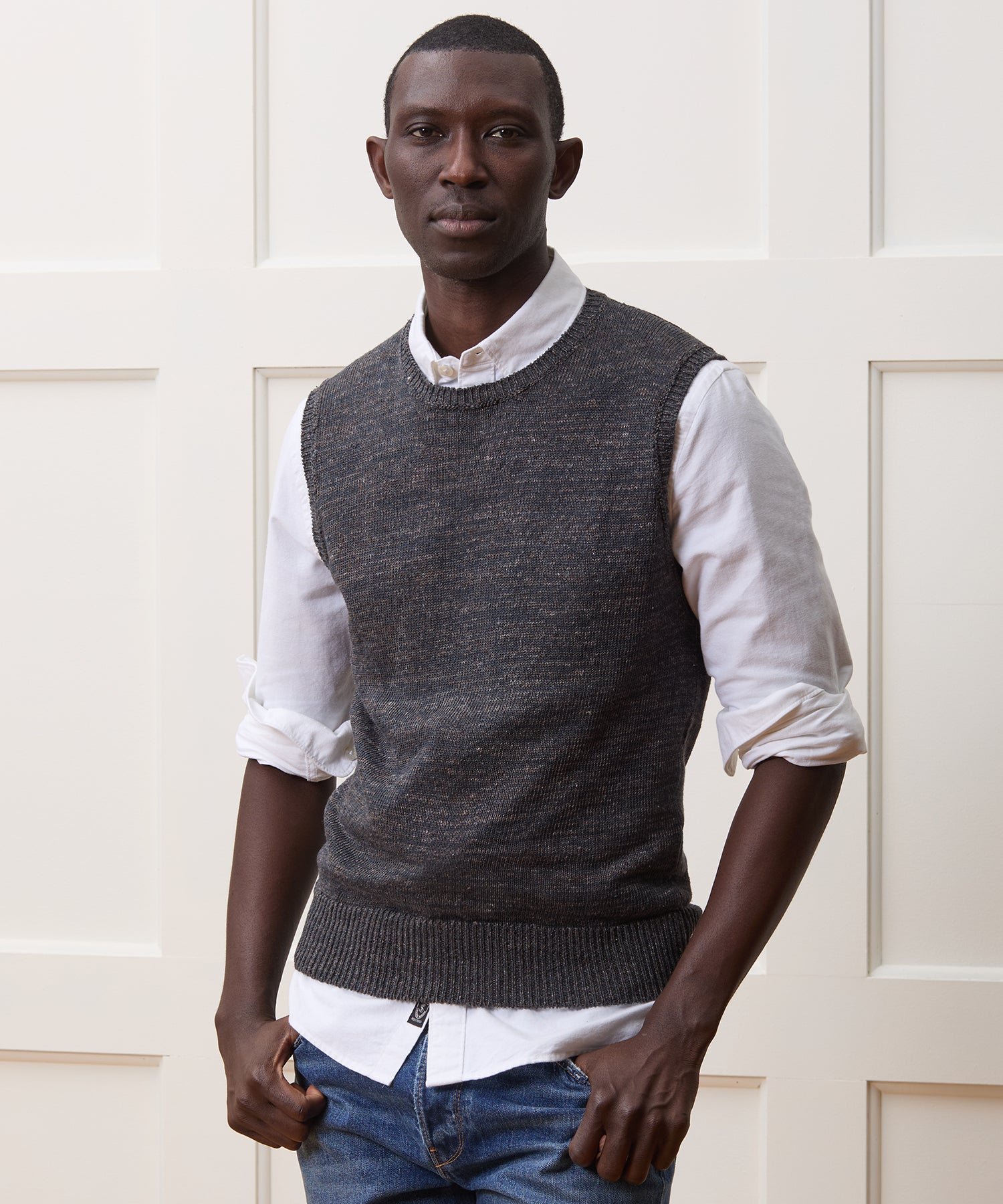 Inis Me??in Linen Crewneck Vest in Charcoal Marl - Image 2