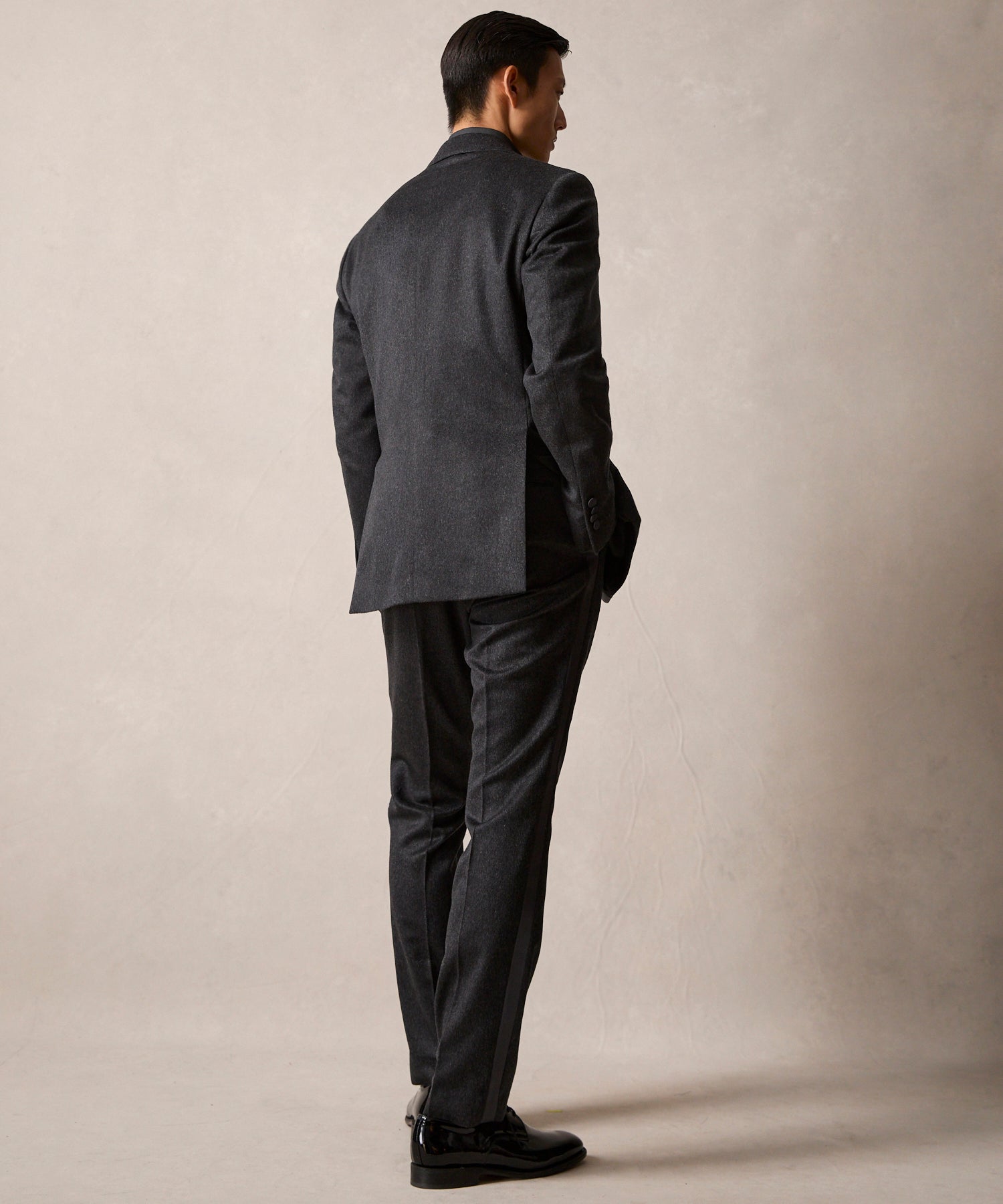 Italian Cashmere Peak Lapel Tuxedo Jacket in Grey - Image 5